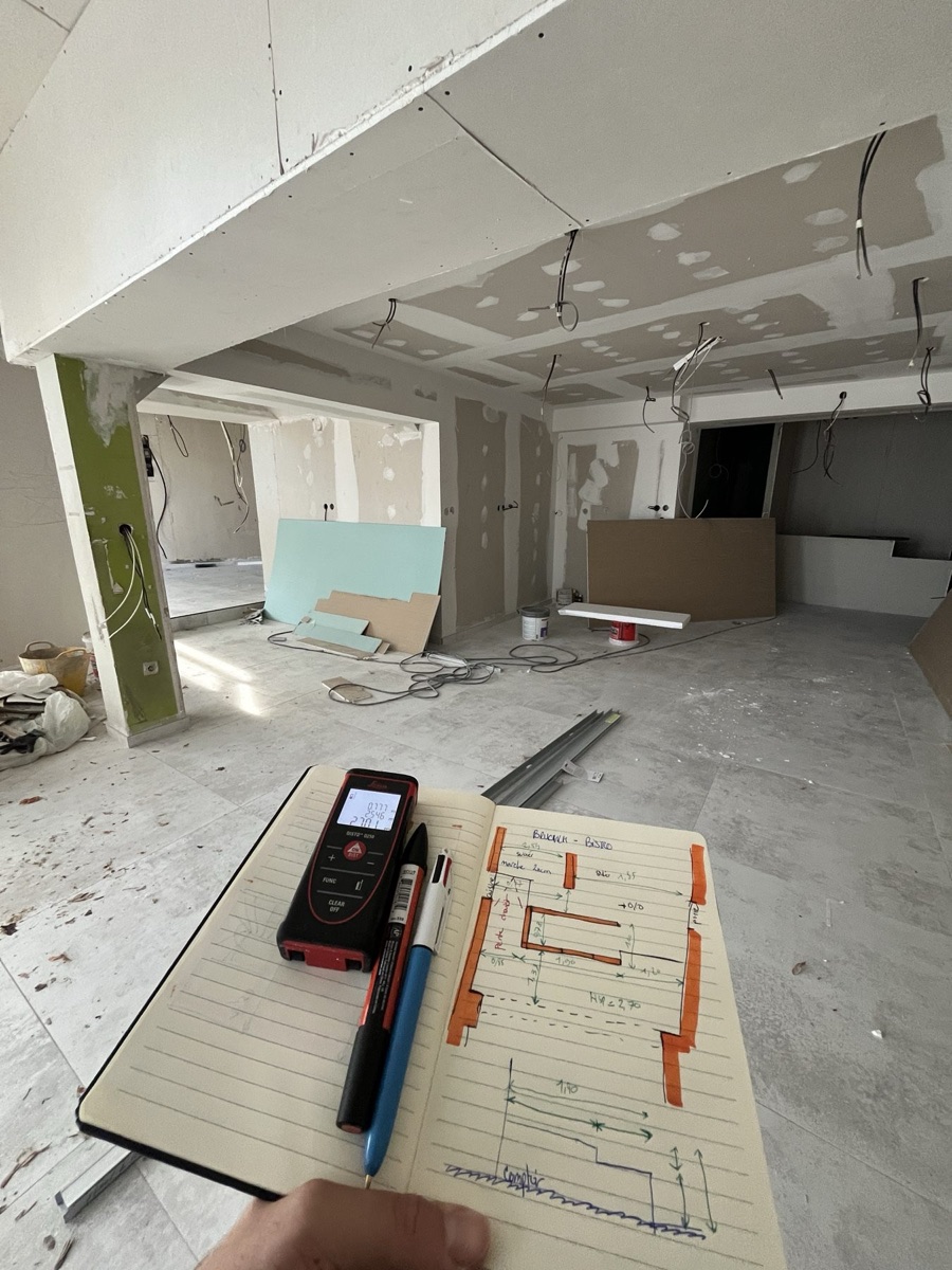 Relevé de mesures sur place : carnet de croquis coté et télémètre laser dans le local de Bloom and Grain